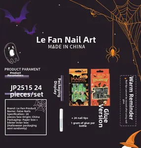 Detailansicht der Halloween-Nägel zum Aufkleben mit Spinnennetz- und Kürbismotiven im Set
