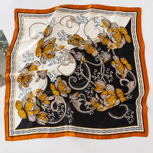 Carré de soie avec imprimé floral jaune, bordure orange et motifs de chaînes élégants