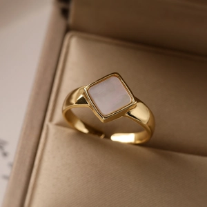 Elegant gold-plated square shell heart ring with zircon inlay on jewelry box