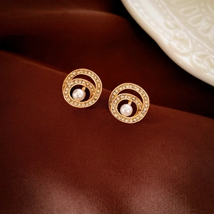 Elegante goldfarbene runde Ohrstecker mit Perlenbesatz und funkelnden Strasssteinen