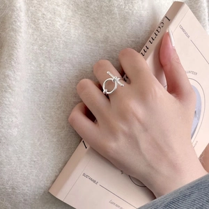Minimalist 925 sterling silver geometric knot ring on finger with elegant aesthetic