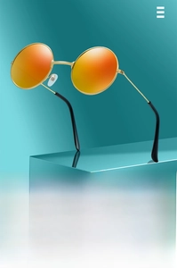 Makroansicht goldene runde Kinder-Sonnenbrille mit orange verspiegelten Gläsern