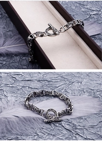 Dettaglio del bracciale punk in acciaio titanio con fibbia OT e motivi celtici retrò
