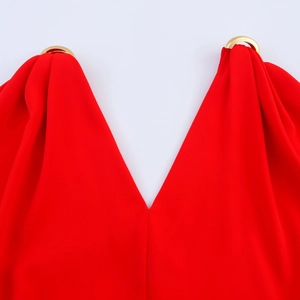 Elegante abito dritto rosso con scollo a V e dettagli in anelli di metallo dorato