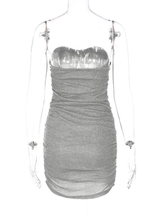 Détail de robe argentée à paillettes montrant le tissu scintillant et les fronces
