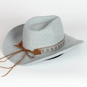 Dettaglio cappello in paglia grigio-blu con fascia jacquard etnica e cinturino in pelle