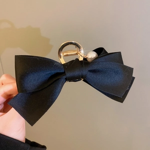 Elegante pinza per capelli in seta nera con anello dorato e perla bianca