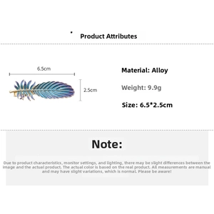 Détail d'une pince à cheveux plume en émail coloré avec base dorée et dimensions