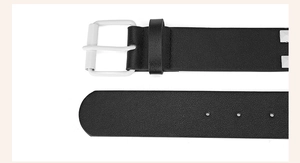 Detail de ceinture noire en similicuir avec clous pyramide et boucle metallique