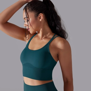 Détail de la brassière de sport sarcelle foncée avec tissu côtelé sans couture et bretelles