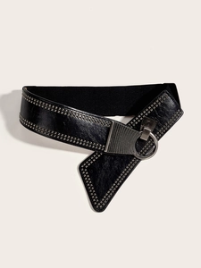 Détail d'une ceinture large punk noire avec rivets argentés et boucle métallique ronde