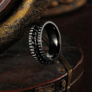 Edelstahl Spinner-Ring im Punk-Stil mit mechanischen Zahnradkanten und schwarzer Kette