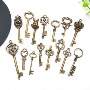 Dettaglio di ciondoli a chiave vintage in bronzo per DIY, forme di cuore e corona eleganti