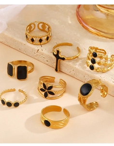 Detailliertes 8er-Set goldene Edelstahlringe mit schwarzer Emaille und Kreuzdesign