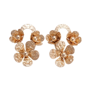 Boucles d'oreilles vintage fleurs dorées avec texture froissée et perles centrales en métal