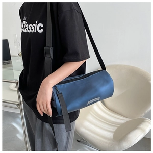 Sac bandoulière cylindrique bleu en nylon brillant avec bandoulière ajustable