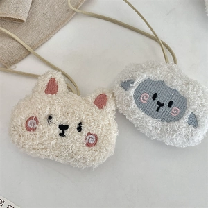 Dettaglio di ciondoli in peluche per borse con ricami e morbida consistenza in lana