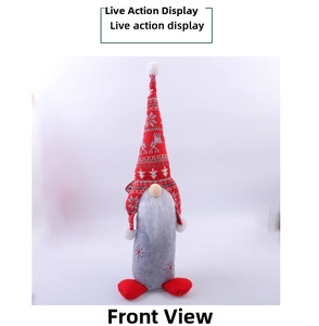 Détail de face d'un gnome de Noël avec bonnet en tricot à flocons et broderies d'étoiles