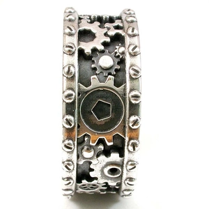 Nahaufnahme von Vintage Steampunk Zahnradring mit industriellen Details und Schraubenakzenten