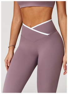 Detail van de yoga-broek met hoge taille, cross V-taille en witte contrastranden