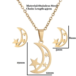 Vue macro d'un ensemble de bijoux étoile et lune en acier doré avec dimensions