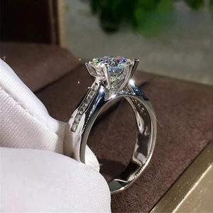 Elegante Glinsterende Cubic Zirconia Ring Koper Klauwen Ronde Snit Voor Dames Bruiloft Verloving Mode Sieraden