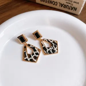 Boucles d'oreilles géométriques carrées en acétate léopard avec tiges en argent et dorure