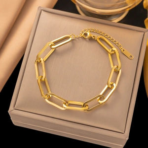 Elegantes goldfarbenes Büroklammer-Kettenarmband mit verstellbarem Karabinerverschluss