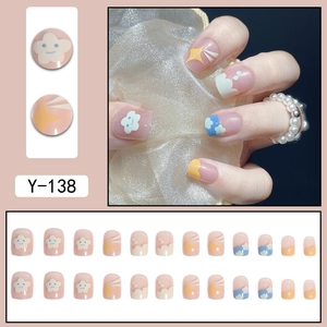 Kit de faux ongles courts nuages et étoiles avec 24 pièces et affichage sur main