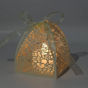 Gastgeschenkbox mit Laserschnitt, Blumenmuster und passendem Band in Cremegold