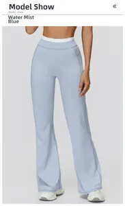Détail du pantalon de yoga évasé bleu brume à taille haute avec ceinture large élastique