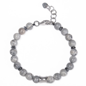 Détail du bracelet en perles de marbre gris 8mm avec fermoir et chaîne en acier inoxydable