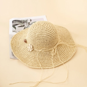 Chapeau de soleil chic en paille beige avec large bord ondulé et fleur décorative en tissu