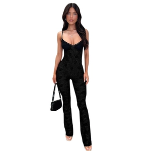 Tuta intera sexy in pizzo nero da donna con spalline sottili e vestibilità attillata