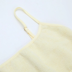 Dettaglio spalline regolabili e tessuto spugna su questo set tuta giallo