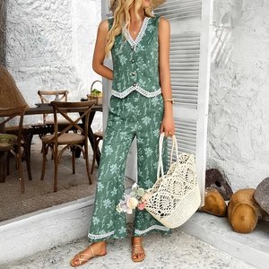 Ensemble bohème vert en lin avec gilet bordé de dentelle et pantalon large fluide