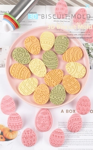 Dettaglio dello stampo per biscotti 3D a uovo di Pasqua con motivi floreali goffrati