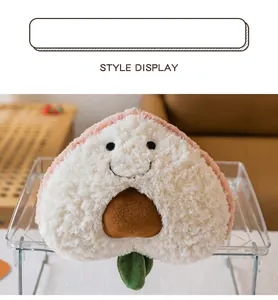 Vista dettagliata di un simpatico peluche a forma di pesca sorridente sul supporto