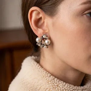 Eleganti orecchini vintage a fiore con perle bianche e strass scintillanti