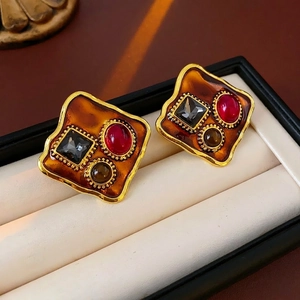 Boucles d'oreilles carrées vintage dorées avec résine ambre et cristaux colorés