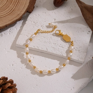 Elegant waterproof stainless steel bracelet with freshwater pearls and gold beads