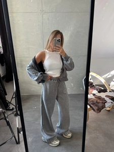 Détail d'ensemble sweat à capuche gris foncé avec débardeur blanc en vue selfie miroir