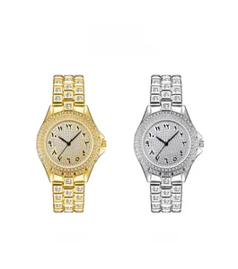 Détail des montres or et argent serties de cristaux avec index en chiffres arabes orientaux