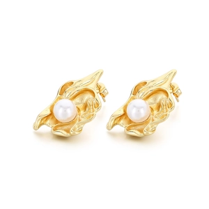 Boucles d'oreilles fleur de lave en acier inoxydable doré 18k avec perles blanches élégantes