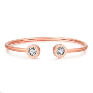 Brazalete abierto de acero oro rosa con números romanos y brillantes piedras circonitas