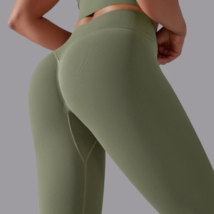 Detailansicht der olivgrünen, nahtlosen gerippten Yoga-Leggings mit hohem Bund