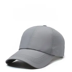 Detailansicht graue schnelltrocknende Baseballkappe mit Mesh-Löchern und feinen Nähten