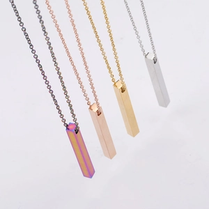 Dettaglio di quattro collane con pendente a barra in oro, argento, oro rosa e arcobaleno