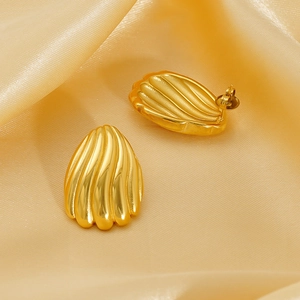 Boucles d'oreilles gouttes irrégulières plaquées or 18K avec relief radial texturé