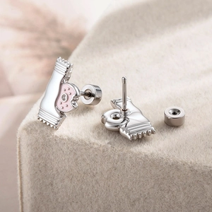 Boucles d'oreilles bonbons en argent avec émail rose et cristaux sur surface en feutre
